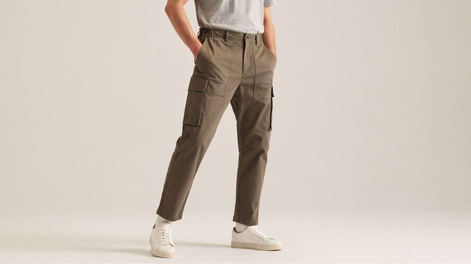 Man wearing modern cargo trousers with side pockets, casual outfit, and relaxed fit showcasing practical everyday style.