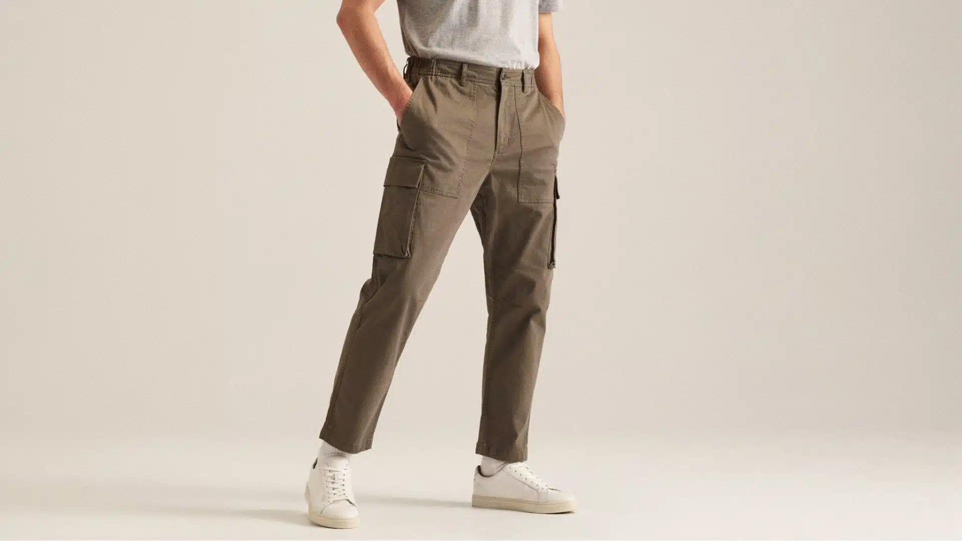 Man wearing modern cargo trousers with side pockets, casual outfit, and relaxed fit showcasing practical everyday style.