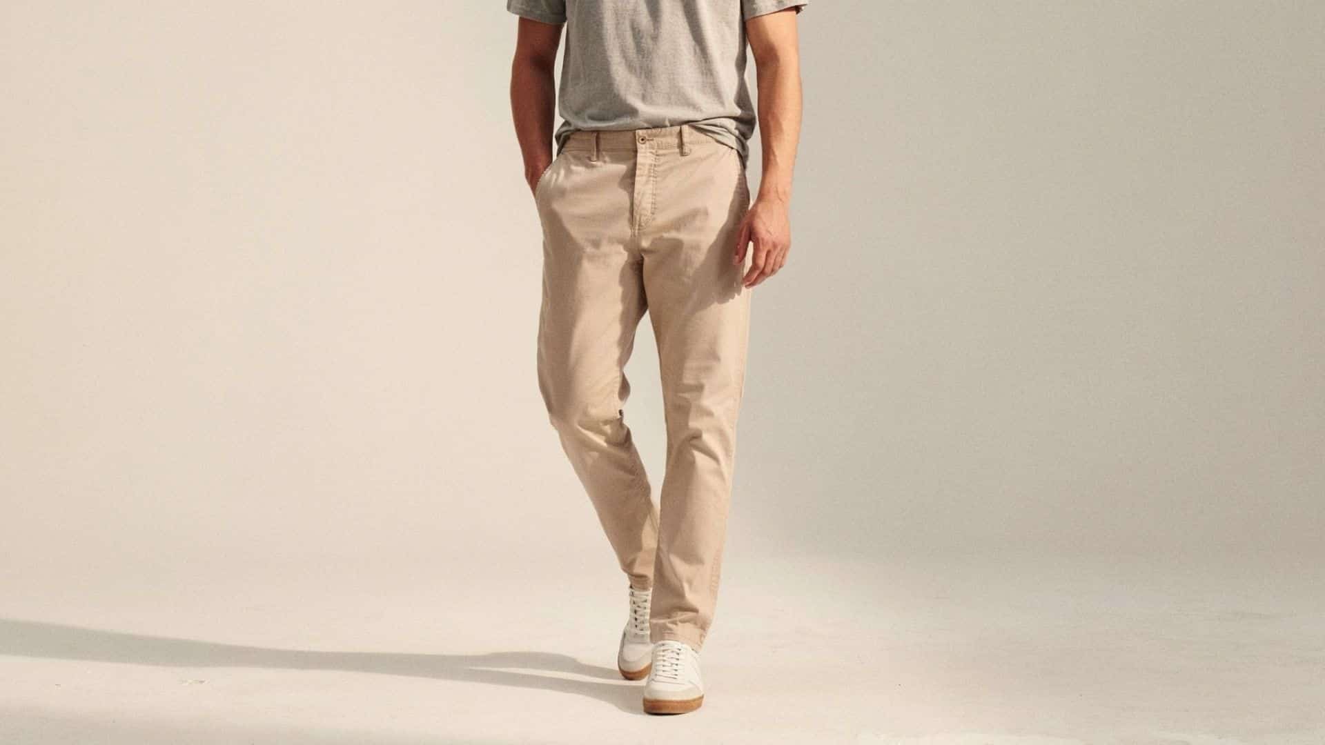 Person wearing casual trousers with a relaxed everyday outfit highlighting comfort, soft fabric, and versatile style.